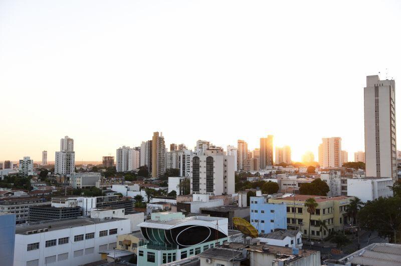 rua estevao de mendonca sera fechada para obras de rede de esgoto da aguas cuiaba agentes monitoram transito 